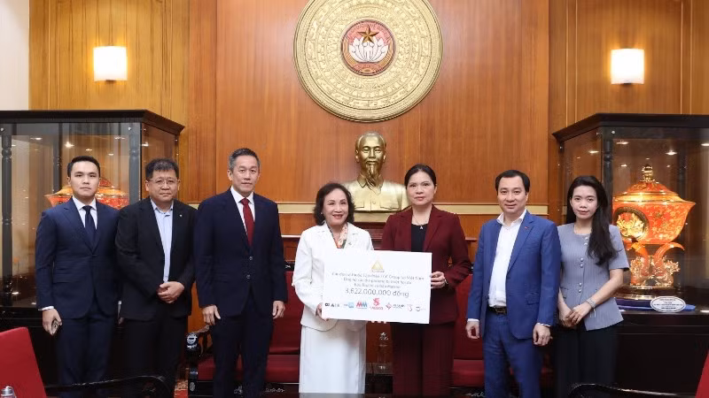 Lãnh đạo Sabeco và lãnh đạo Tập đoàn TCC trao tặng ủng hộ đồng bào bão lụt. 