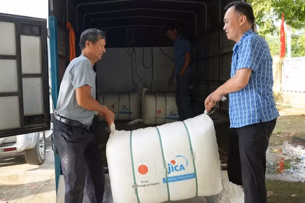 Lãnh đạo xã Hợp Thịnh hỗ trợ vận chuyển quà tặng về cho bà con các thôn. (Ảnh: MAI TOAN)