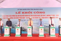 Thực hiện nghi thức khởi công công trình đường ven biển Dung Quất-Sa Huỳnh, giai đoạn IIb, đoạn Km76+230-Km82+000.