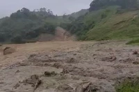 Lũ quét cuốn theo đất đá bất ngờ đổ về khu vực suối Đăk Rong, thôn Làng Mới (xã Ngọc Linh) làm diện tích trồng cà phê, mắc ca, lúa nước, chuồng trại chăn nuôi của các hộ dân bị hư hỏng.