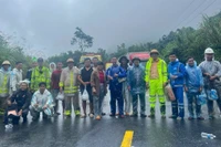 Được tiếp tế thực phẩm, nước uống, người dân bị mắc kẹt tại đèo Lò Xo đều cảm thấy ấm lòng. (Ảnh: Cảnh sát giao thông Công an tỉnh Quảng Ngãi cung cấp)