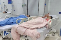 Các bệnh nhân bị ngộ độc thực phẩm nhập viện sau khi ăn bánh mì Hồng Vân.