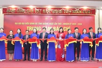 Lãnh đạo tỉnh Quảng Ngãi thực hiện nghi thức cắt băng khai trương Trung tâm Báo chí phục vụ Đại hội đại biểu Đảng bộ tỉnh Quảng Ngãi lần thứ nhất, nhiệm kỳ 2025-2030. 