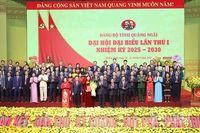 Đồng chí Nguyễn Hòa Bình, Ủy viên Bộ Chính trị, Phó Thủ tướng Thường trực Chính phủ trao Quyết định của Bộ Chính trị và tặng hoa chúc mừng Ban Chấp hành Đảng bộ tỉnh Quảng Ngãi nhiệm kỳ 2025-2030.