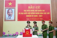 Cán bộ, chiến sĩ Công an thành phố Huế hoàn thành việc bỏ phiếu.