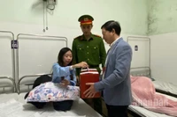 Bệnh nhân ở Bệnh viện trường Đại học Y dược Huế thực hiện quyền công dân tại giường bệnh.