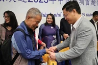 Lãnh đạo Ủy ban nhân dân thành phố tặng hoa cho du khách đến Huế từ chuyến bay.