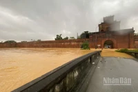 Tất cả lối vào Thành Nội Huế đều bị ngập sâu. nhưng nguy hiểm ở chỗ, ngay trước mỗi cửa đều có dòng chảy rất xiết.