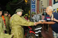 Phó Thủ tướng chính phủ Trần hồng Hà thăm bà con phường Phú Xuân, Huế.