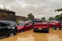 Xe ô-tô đậu thành nhiều hàng bịt kín cầu thủy Quan (ảnh lụt ngày 27/10)