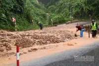 Tuyến Quốc lộ 49 nối thành phố Huế đến các xã A Lưới bị sạt lở nhiều điểm, gây tắc toàn tuyến. Các xã A Lưới bị cô lập.