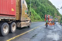 Đơn vị bảo trì đã cử lực lượng phân luồng, sửa chữa các điểm hư hỏng.