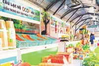 Xã Hóc Môn đã thành lập Câu lạc bộ OCOP và bố trí mặt bằng để giúp các chủ thể tham gia chương trình OCOP trưng bày, giới thiệu sản phẩm tới người tiêu dùng.