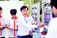 Sinh viên Trường cao đẳng Công nghệ cao Đồng An trong giờ thực hành.