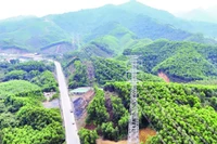 Nhờ sự vào cuộc tích cực của chính quyền các cấp và sự đồng tình, ủng hộ của người dân trong công tác giải phóng mặt bằng, dự án đường dây 220 kV Nghĩa Lộ-Việt Trì qua tỉnh Phú Thọ đã cơ bản hoàn thành.