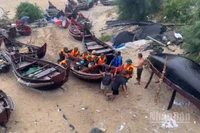 Quân đội giúp ngư dân chuyển phương tiện, tài sản lên nơi an toàn