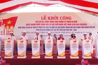 Các đại biểu đã nhấn nút khởi công các dự án.