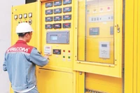Kỹ thuật viên đang vận hành hệ thống tại Nhà máy thủy điện Cẩm Thủy 1, xã Cẩm Thạch, tỉnh Thanh Hóa.