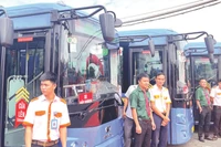 Thành phố Hồ Chí Minh tổ chức đấu thầu hầu hết là các tuyến xe buýt chạy điện, năng lượng xanh phục vụ hành khách. (Ảnh QUÝ HIỀN)