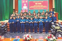 Lãnh đạo Tổng cục Hậu cần-Kỹ thuật trao tặng xe cho đại diện các ban chỉ huy quân sự cấp xã thuộc tỉnh Đồng Nai.