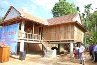Những mái nhà kiên cố được dựng lên là nơi bắt đầu cho hành trình vươn lên thoát nghèo, ổn định cuộc sống của người dân.
