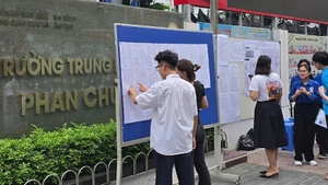[Video] Sáng 6/6, hơn 103.000 thí sinh tại Hà Nội làm thủ tục dự thi lớp 10