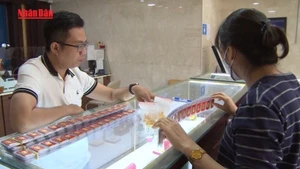 [Video] Giá vàng SJC lên ngưỡng 124 triệu đồng, tỷ giá trung tâm quay đầu giảm