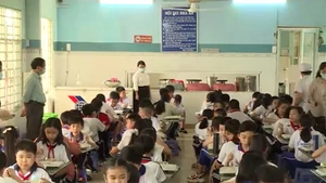[Video] Hà Nội yêu cầu xây dựng các tiêu chí lựa chọn đơn vị cung cấp suất ăn bán trú