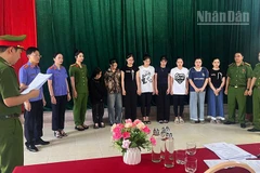 Cơ quan Cảnh sát điều tra, Công an tỉnh Sơn La phối hợp cùng Viện kiểm sát nhân dân khu vực 1 thi hành lệnh bắt bị can để tạm giam với các đối tượng. (Ảnh: VIỆN KIỂM SÁT NHÂN DÂN KHU VỰC 1)