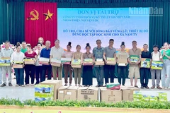 Trao tặng đèn năng lượng mặt trời và nhu yếu phẩm cho người dân bị ảnh hưởng bởi thiên tai.