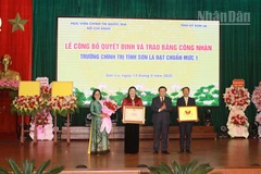 Đồng chí Nguyễn Xuân Thắng trao Bằng công nhận đạt chuẩn mức 1 cho Trường chính trị tỉnh Sơn La.