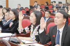 Các đại biểu biểu quyết thông qua các nghị quyết tại kỳ họp thứ 12, Hội đồng nhân dân tỉnh Sơn La khóa XV.