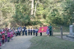 Cán bộ, chiến sĩ Đồn Biên phòng Mường Lạn tổ chức “Tiết học biên cương” cho các cháu học sinh trường phổ thông dân tộc bán trú và tiểu học Mường Lạn chào cờ tại cột mốc 187.