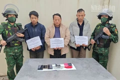 Ba đối tượng Vàng A Chớ, Lò Văn Chiều và Vì Văn En cùng tang vật.