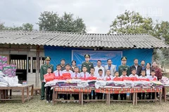 Cán bộ, chiến sĩ Đồn Biên phòng Cửa khẩu Chiềng Khương phối hợp đoàn thiện nguyện trao tặng quà cho học sinh trường tiểu học Huoicu, huyện MuongEt, tỉnh Huaphanh, nước bạn Lào.