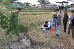 Cơ quan chức năng tiến hành giám định số nước thải từ cơ sở sơ chế cà-phê của ông Lò Văn Thanh đã xả ra môi trường.