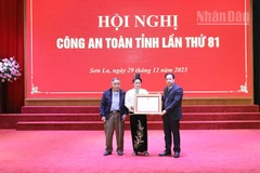 Bí thư Tỉnh ủy Sơn La Hoàng Văn Nghiệm chuyển trao Huân chương Bảo vệ Tổ quốc hạng Ba cho thân nhân gia đình đồng chí Lò Văn Tân, Tổ trưởng Tổ bảo vệ an ninh trật tự ở cơ sở xã Mường La.