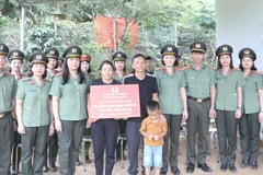 Phụ nữ Cụm thi đua số 2 chuyển trao số tiền 35 triệu đồng sửa chữa nhà cho gia đình hội viên Thào Thị Dua.