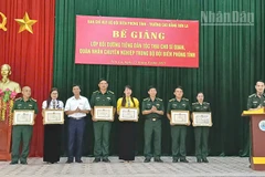 Ban tổ chức lớp học trao Giấy khen cho giảng viên và học viên đã có thành tích tốt trong việc giảng dạy và học tập tại khóa học.