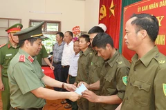Đồng chí Giám đốc Công an tỉnh Sơn La trao quà cho các cá nhân và tập thể.
