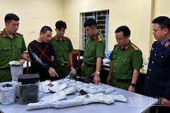 Công an tỉnh Sơn La bắt giữ đối tượng Đặng Giang Long (dấu x) cùng tang vật thời điểm tháng 10/2024.
