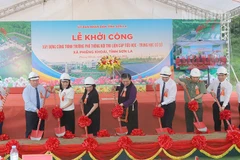 Các đại biểu thực hiện nghi lễ khởi công xây dựng Trường phổ thông nội trú liên cấp Tiểu học-Trung học cơ sở Phiêng Khoài, tỉnh Sơn La.