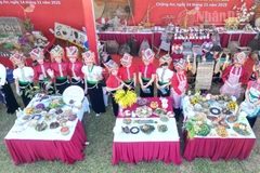 Mâm cỗ với nhiều món ăn dân tộc của bản Phứa Cón, phường Chiềng An thu hút nhiều người tham quan.