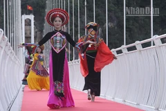 Các thí sinh tham gia tại phần thi trình diễn trang phục các dân tộc tại Cầu kính Bạch Long dài nhất thế giới.