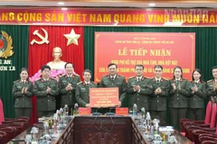 Đoàn công tác Công an thành phố Hà Nội trao kinh phí hỗ trợ sửa chữa, xây mới 50 căn nhà cho đồng bào các dân tộc tỉnh Sơn La. 