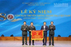 Đồng chí Nguyễn Đình Việt, Phó Bí thư Tỉnh ủy, Chủ tịch Ủy ban nhân dân tỉnh Sơn La tặng bức trướng của Ủy ban nhân dân tỉnh cho Thanh tra tỉnh Sơn La.