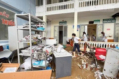 Nước bất ngờ tràn vào, đã gây ngập nhiều khoa, phòng cùng các thiết bị của Bệnh viện đa khoa khu vực Vân Hồ, cơ sở Thảo Nguyên. (Ảnh: THANH VÂN)