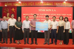 Tập đoàn Xăng dầu Việt Nam trao biểu trưng 2 tỷ đồng cho Ủy ban Mặt trận Tổ quốc Việt Nam tỉnh Sơn La.