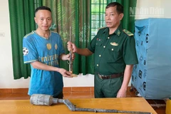 Ông Thào Bả BLồng, bản Bua Hin, xã Mường Hung đã tự nguyện trao nộp 2 khẩu súng tự chế. 