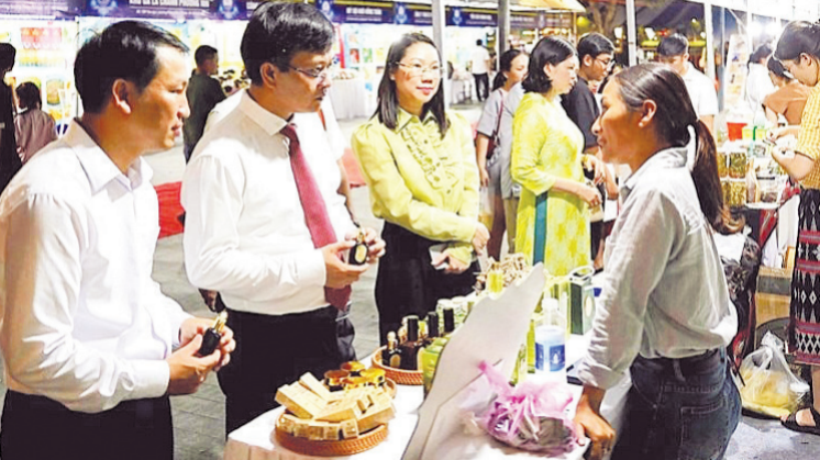 Nhiều sản phẩm khoa học công nghệ, sản phẩm tiềm năng thương mại, sản phẩm được bảo hộ thương hiệu được giới thiệu, quảng bá tại triển lãm. (Ảnh HOÀI THƯƠNG) tin-tuc-2-1413.png
